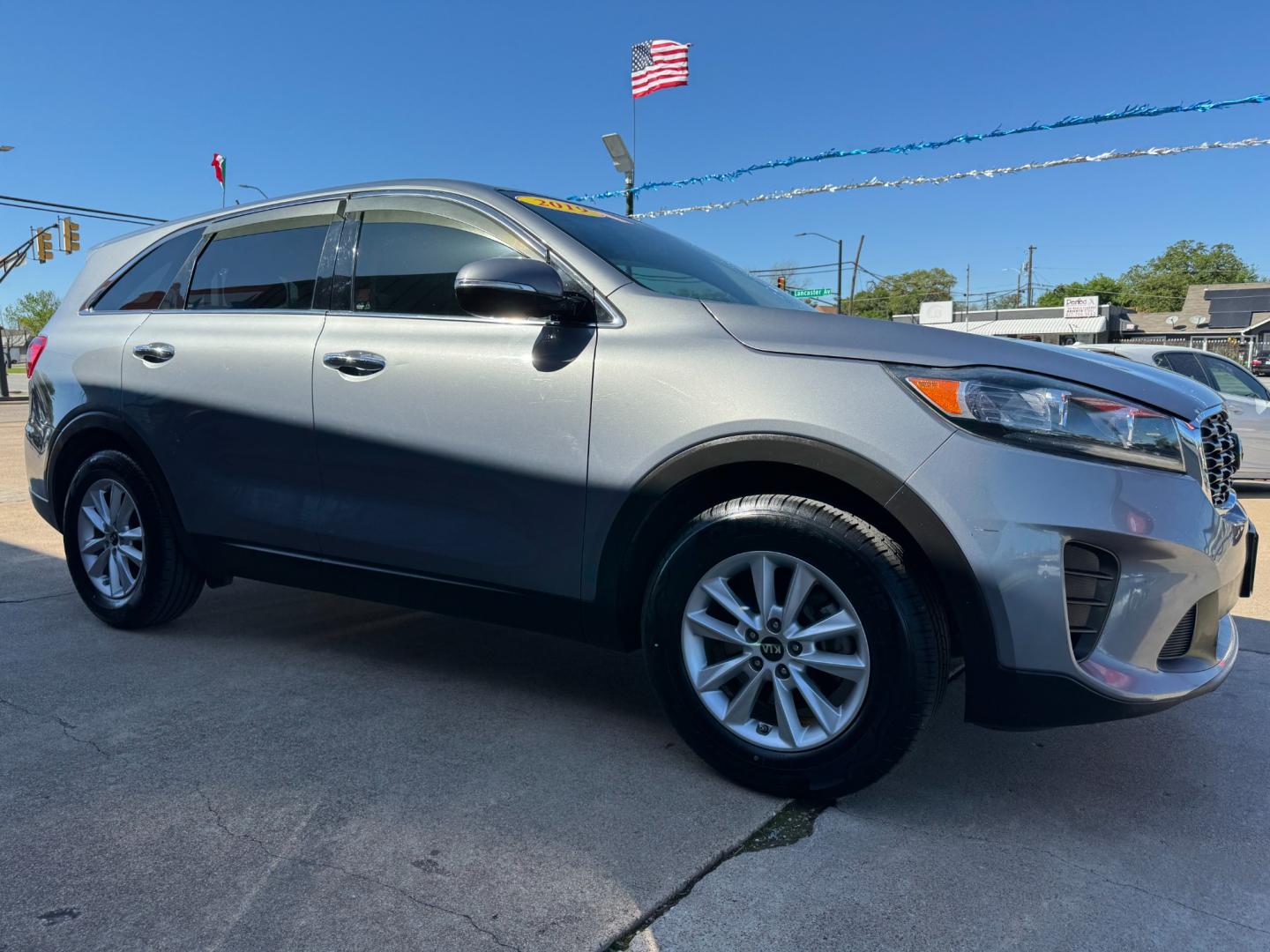 2019 SILVER KIA SORENTO LX; L (5XYPG4A30KG) , located at 5900 E. Lancaster Ave., Fort Worth, TX, 76112, (817) 457-5456, 0.000000, 0.000000 - Photo#2